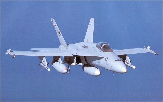 F/A-18A vũ trang với 2 tên lửa AIM-9 Sidewinder, 4 tên lửa AIM-7 Sparrow và 3 thùng nhiên liệu phụ 1200 lít