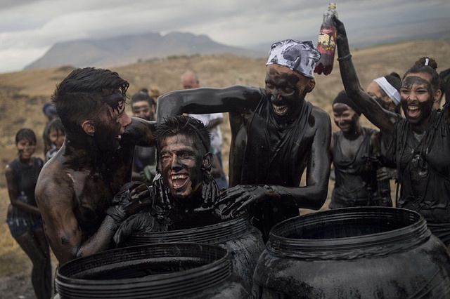 Những người tham gia bị phủ ngập dầu trong lễ hội truyền thống Cascamorras ở thị trấn Baza, tỉnh Granada, Tây Ban Nha.