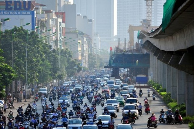 Tuy nhiên, cũng trên tuyến đường sắt này, nhiều lô cốt vẫn chưa được mở khiến giao thông bị ùn tắc. Trong ảnh là lô cốt trên đường Nguyễn Trãi (đoạn gần trường Đại học Khoa học Tự nhiên) lúc 8h sáng 14.9.