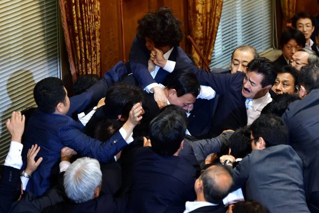 Các thành viên đảng đối lập và cầm quyền ẩu đả trong một cuộc tranh luận nảy lửa về dự luật an ninh mới ở Tokyo, Nhật Bản.