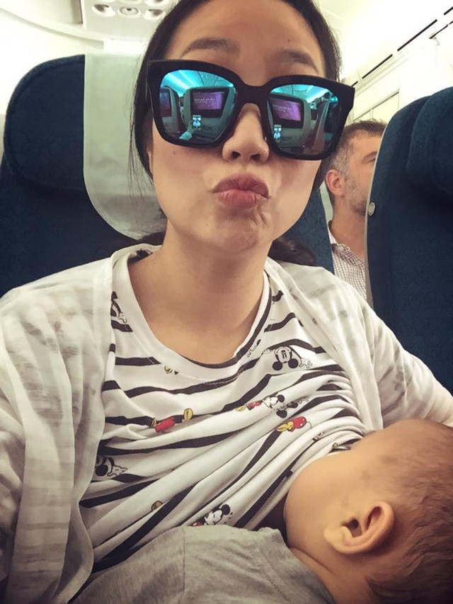 
Đôi lúc, cô cho bé bú trên máy bay trong những lần di chuyển.
