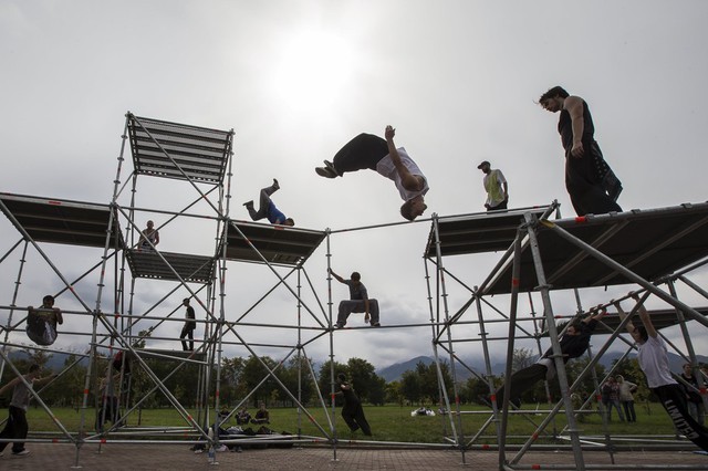 Các thanh niên thực hành kỹ năng parkour trong một lễ hội tại Almaty, Kazakhstan.