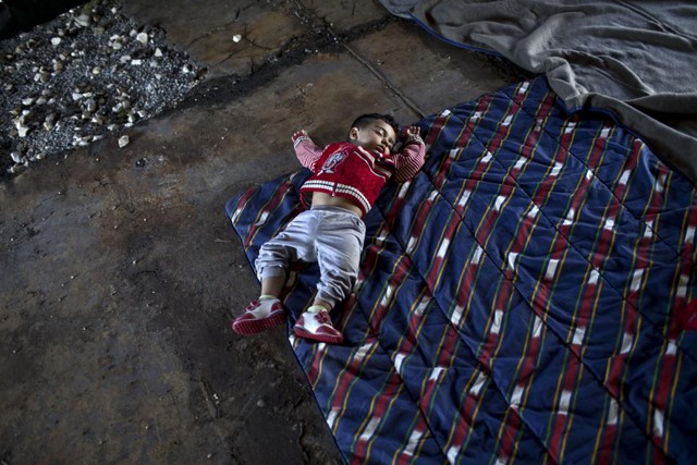 Một đứa trẻ ngủ trong lều tại một trung tâm tị nạn tạm thời ở thị trấn Opatovac, Croatia, giáp biên giới với Serbia.