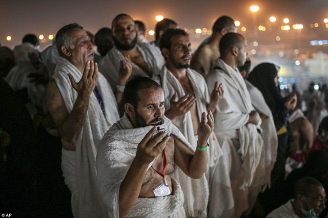 
Lễ hành hương Hajj tới thánh địa Mecca là một trong 5 cột trụ của Hồi giáo mà bất cứ tín đồ nào cũng phải thực hiện ít nhất một lần trong đời. Ảnh: AP
