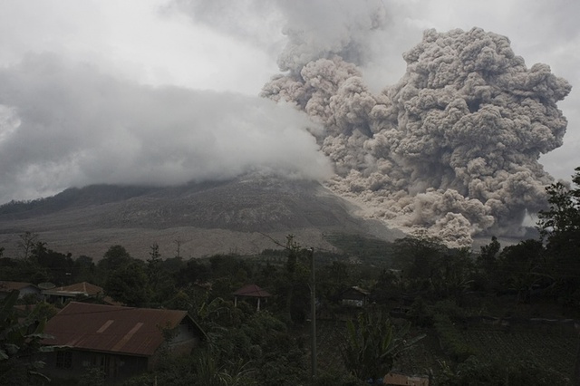 Tro bụi phun trào từ miệng núi lửa Sinabung ở North Sumatra, Indonesia.