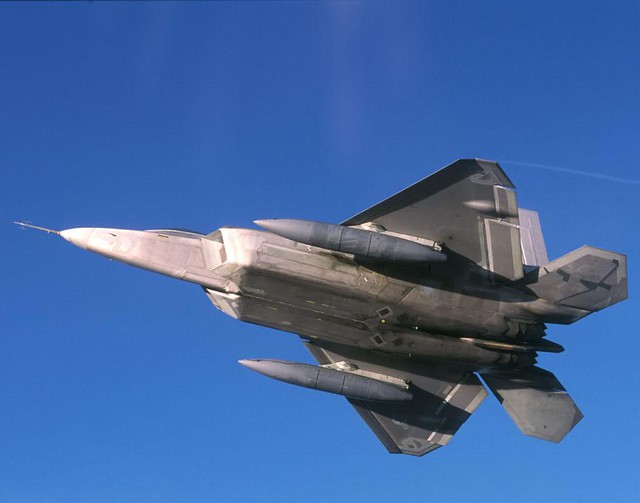 
F-22 với trang bị 2 thùng dầu phụ bên ngoài.
