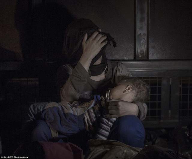 
Em bé Sham, 1 tuổi, ngủ trong vòng tay mẹ tại biên giới giữa Serbia và Áo. Họ đang chờ cùng những người di cư khác để được sang Áo.
