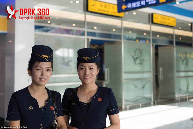 
Hai nữ tiếp viên hàng không của hãng bay Air Koryo của Triều Tiên tại sân bay Kalma.
