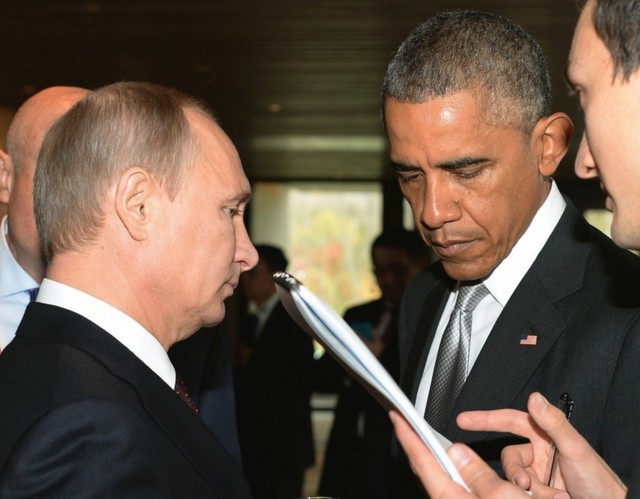 
Vẻ mặt căng thẳng của ông Putin và ông Obama trong cuộc trao đổi ngắn tại Bắc Kinh năm ngoái.
