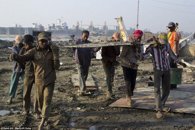 Ngành công nghiệp này tăng trưởng đều qua những năm 1980 và đến giữa những năm 1990, Bangladesh là quốc gia đứng thứ hai thế giới về phá dỡ tàu.