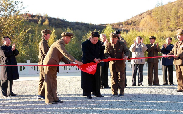 
Nhà lãnh đạo Triều Tiên Kim Jong Un cắt băng lễ khánh thành nhà máy thủy điện Paektusan của nước này được xây dựng trên núi Paektu ở tỉnh Ryanggang, gần biên giới với Trung Quốc.
