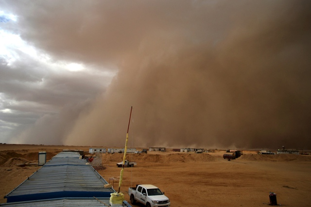 Bão cát quét qua công trình xây dựng đường cao tốc trên sa mạc ở ngoại ô thành phố Beheira, Ai Cập.