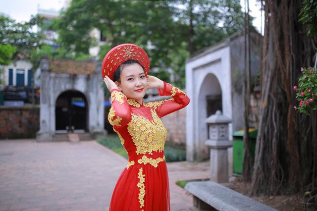 Từ lâu, Tú Anh đã mong muốn được thực hiện một bộ ảnh áo dài tại di tích lịch sử nổi tiếng của Việt Nam