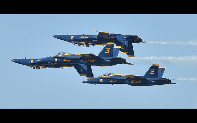 Phi đội Blue Angels của Hải quân Mỹ trình diễn tại một triển lãm hàng không ở vịnh San Francisco, bang California.