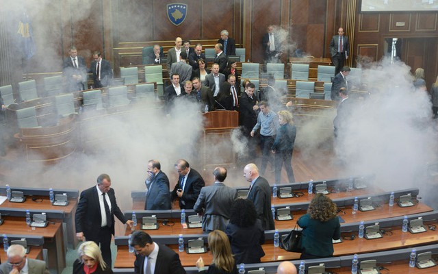 Các nghị sĩ Kosovo ném hơi cay vào nhau trong một phiên họp quốc hội ở thủ đô Pristina.