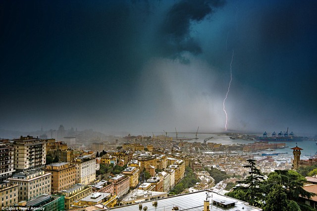 
Vòi rồng đang hút nước từ biển diễn ra cùng thời điểm sét đánh sáng lóa bầu trời thành phố Genoa.

