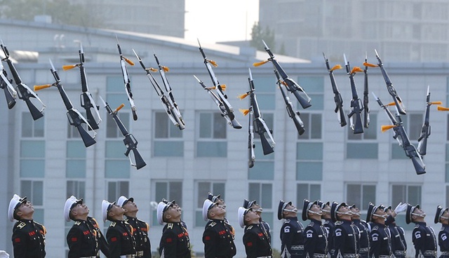 Các thành viên của đội tiêu binh tung súng tại lễ khai mạc Triển lãm Hàng không vũ trụ và quốc phòng quốc tế tại Seoul, Hàn Quốc.