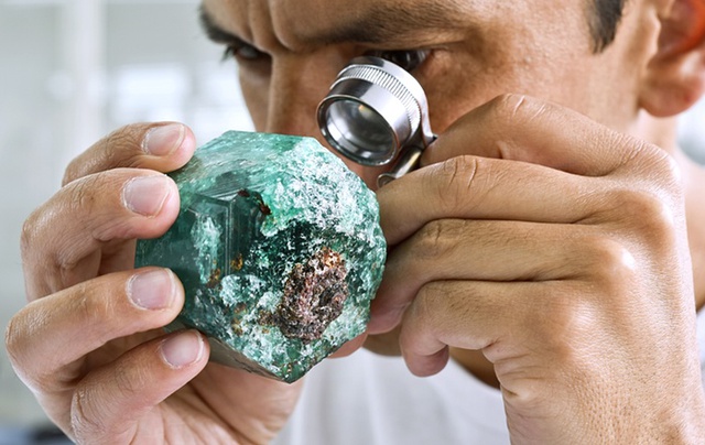 
Một chuyên gia đang kiểm tra viên ngọc lục bảo tại một xưởng chế tác đá quý ở Bogotá, Colombia.
