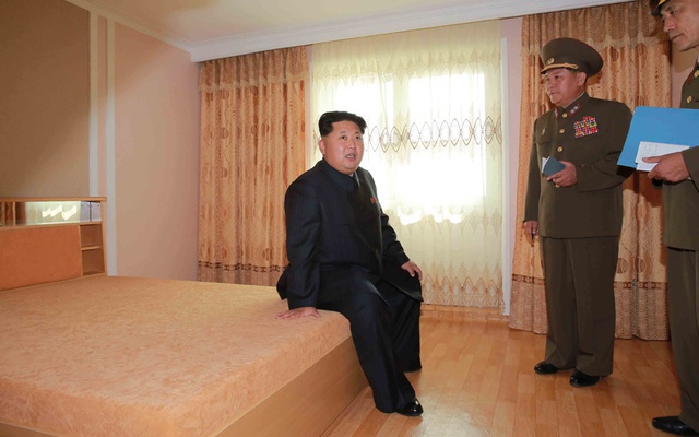 
Nhà lãnh đạo Triều Tiên Kim Jong Un kiểm tra một căn hộ dành cho các nhà khoa học tại thành phố Bình Nhưỡng.
