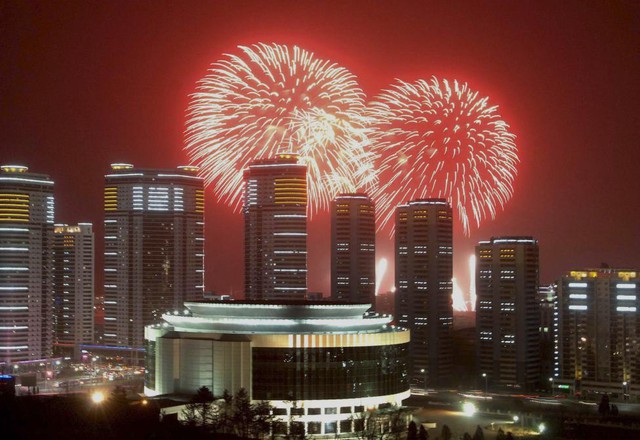 Pháo hoa rực rỡ thắp sáng bầu trời phía trên các tòa nhà chọc trời hiện đại ở Bình Nhưỡng trong một bức ảnh không đề ngày tháng, được đăng tải ngày 1.1.2015.