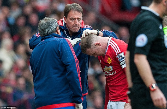 
Rooney bị chảy máu đầu khi húc vào răng Kompany ở đầu trận.

