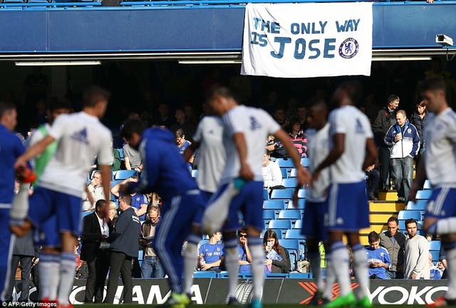 
Và không biết khi Chelsea thua tan nát 1-3, CĐV trên khán đài có còn ủng hộ Mourinho?

