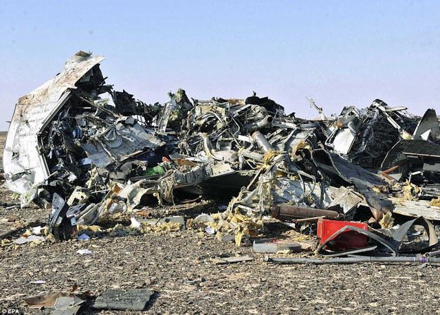 Chiếc máy bay chở 224 người của hãng hàng không Nga Kogalymavia vỡ tan sau khi lao xuống sa mạc ở bán đảo Sinai, Ai Cập.
