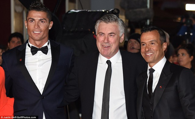 
HLV Ancelotti và người đại diện của Ronaldo - Jorge Mendes, cũng tới dự.
