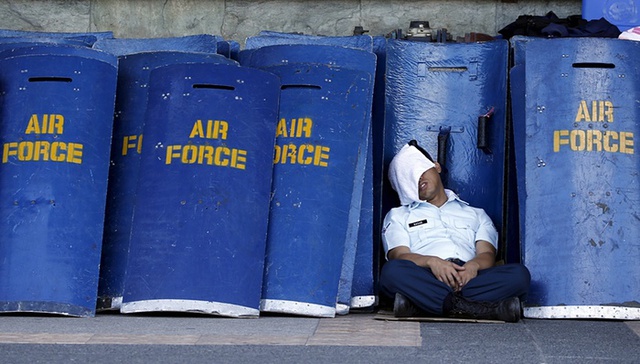 
Một thành viên của Không quân Philippines ngồi nghỉ giữa giờ cạnh những tấm khiên chống bạo động trong khi làm nhiệm vụ bảo vệ nơi tổ chức hội nghị thượng đỉnh APEC ở Manila.
