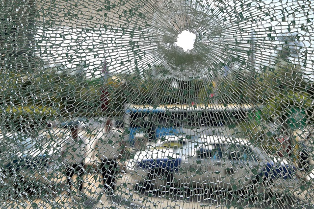 Ô cửa kính bị vỡ sau một vụ nổ súng ở Acapulco, bang Guerrero, Mexico.