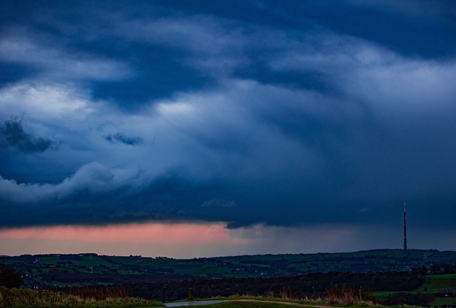 Mây bão phủ kín bầu trời ngôi làng Emley ở Yorkshire, Anh.