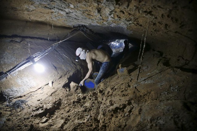 Công nhân người Palestine sửa đường hầm buôn lậu từ Dải Gaza sang Ai Cập sau khi bị lực lượng an ninh Ai Cập làm ngập.