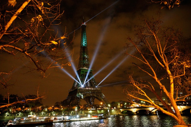 Tháp Eiffel được thắp sáng rực rỡ trước Hội nghị thượng đỉnh về Biến đổi khí hậu lần thứ 21 (COP21) tại Paris, Pháp.