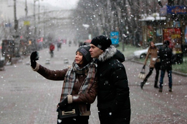 Cặp đôi chụp ảnh “tự sướng” dưới mưa tuyết ở thành phố Kiev, Ukraine.