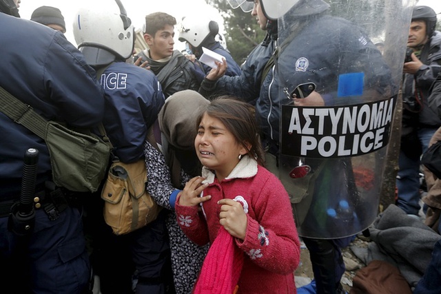 Bé gái di cư khóc vì hoảng sợ sau khi vượt qua hàng rào cảnh sát Hi Lạp trước khi vượt qua biên giới sang Macedonia.