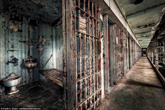 Bên trong một phòng giam đã cũ nát sau nhiều năm bỏ hoang không được cải tạo.