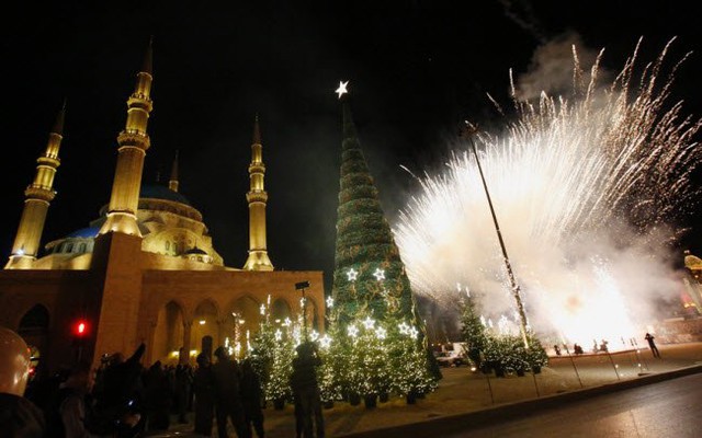 
Cây thông Noel khổng lồ và màn bắn pháo hoa rực rỡ trước nhà thờ Hồi giáo Al-Amin ở Beirut, Li Băng.
