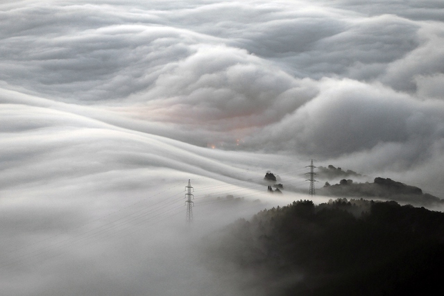 Sương mù bao phủ thành phố Pamplona, Tây Ban Nha.