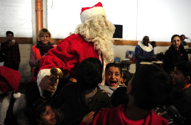 Trẻ em di cư vui sướng đón ông già Noel tới thăm một trại tị nạn ở Sarstedt, Đức.