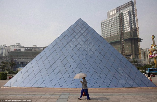 
Mô hình bảo tàng The Louvre tại ngôi làng World Park.
