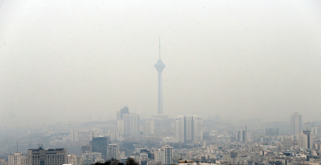Sương mù bao phủ tháp truyền hình Milad ở thành phố Tehran, Iran.