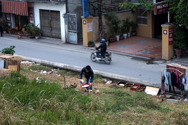 Tăng gia, nuôi gà, trồng rau, đê điều