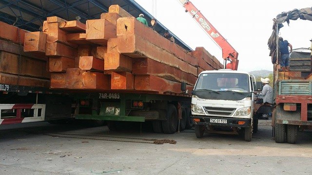 Hàng trăm, xe gỗ, Cửa khẩu, Quốc tế Lao Bảo, Quảng Trị, nhập khẩu