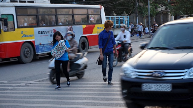 Hà Nội, xe buýt, qua đường, thót tim