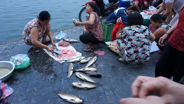 Cá được người bán chế biến trên vỉa hè ven Hồ Tây.