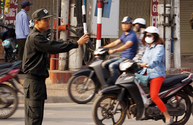 
Công an các quận, huyện chỉ đạo 100% lực lượng cảnh sát giao thông, cảnh sát trật tự, công an phường, đồn cùng bảo vệ dân phố, tự quản, thanh niên tình nguyện tham gia hướng dẫn, phân luồng giao thông.
