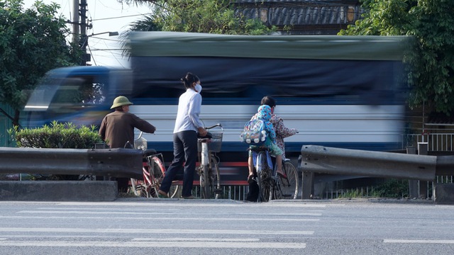 
Xe đạp tấp nập qua lại tại điểm sang đường qua địa bàn xã Bạch Sam.
