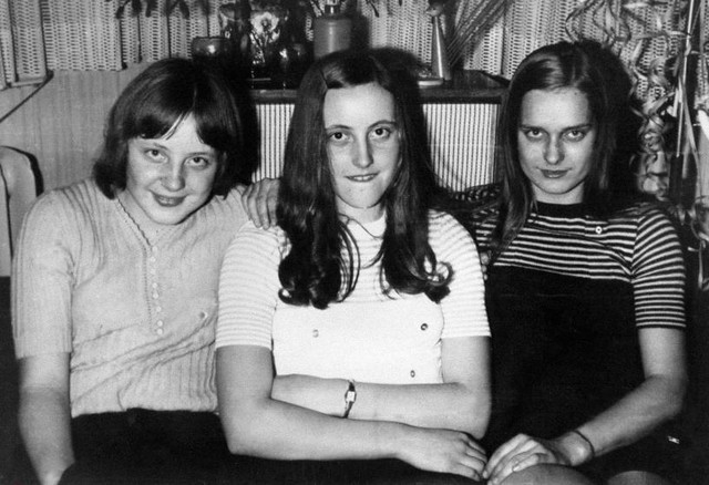 Angela năm 18 tuổi, chụp cùng bạn bè trong bữa tiệc năm mới ở Berlin năm 1972