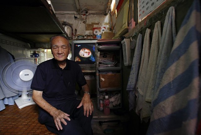 
Nhiều người còn bị dồn vào những căn hộ siêu nhỏ, chẳng hạn như căn hộ rộng 2,2m2 này của ông Wong Chun-sing, 91 tuổi. Chính phủ Hong Kong ước tính rằng có khoảng 100.000 người đang sống trong những nơi ở tương tự như vậy, với mức thuê hàng tháng vào khoảng 150 USD. (Nguồn: Reuters)
