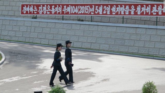 Các nhân viên đi lại trong khuôn viên Trung tâm Kiểm soát vệ tinh chung - Ảnh: CNN